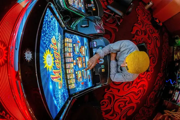 Spieler an einem Slot-Automaten